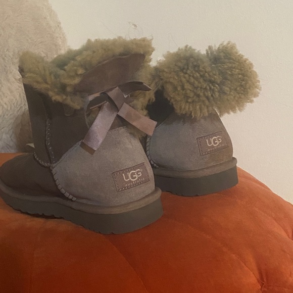 UGG Mini Bailey Bow two tone grey and brown,  small flaw on right boot - Picture 12 of 13